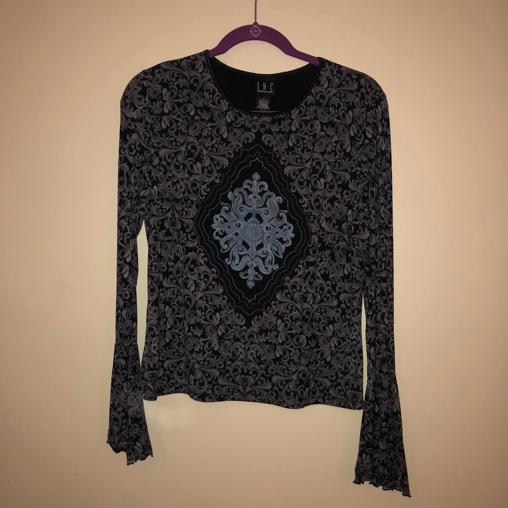 💙 Bell sleeve medallion shirt